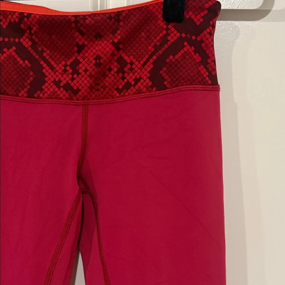 Lightly worn Vibrant lululemon Leggings with Snakeskin Accent size 4